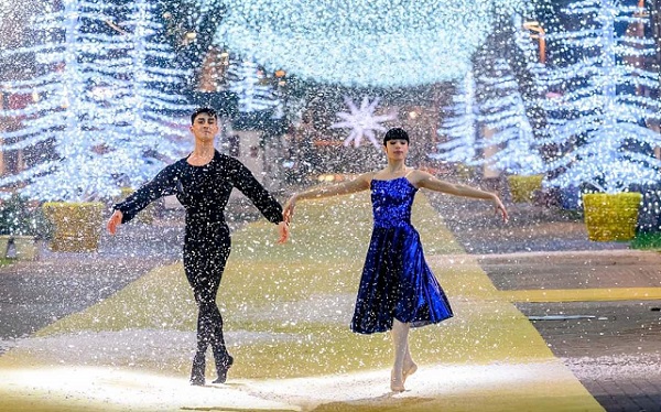 Viale Ceccarini con addobbi natalizi